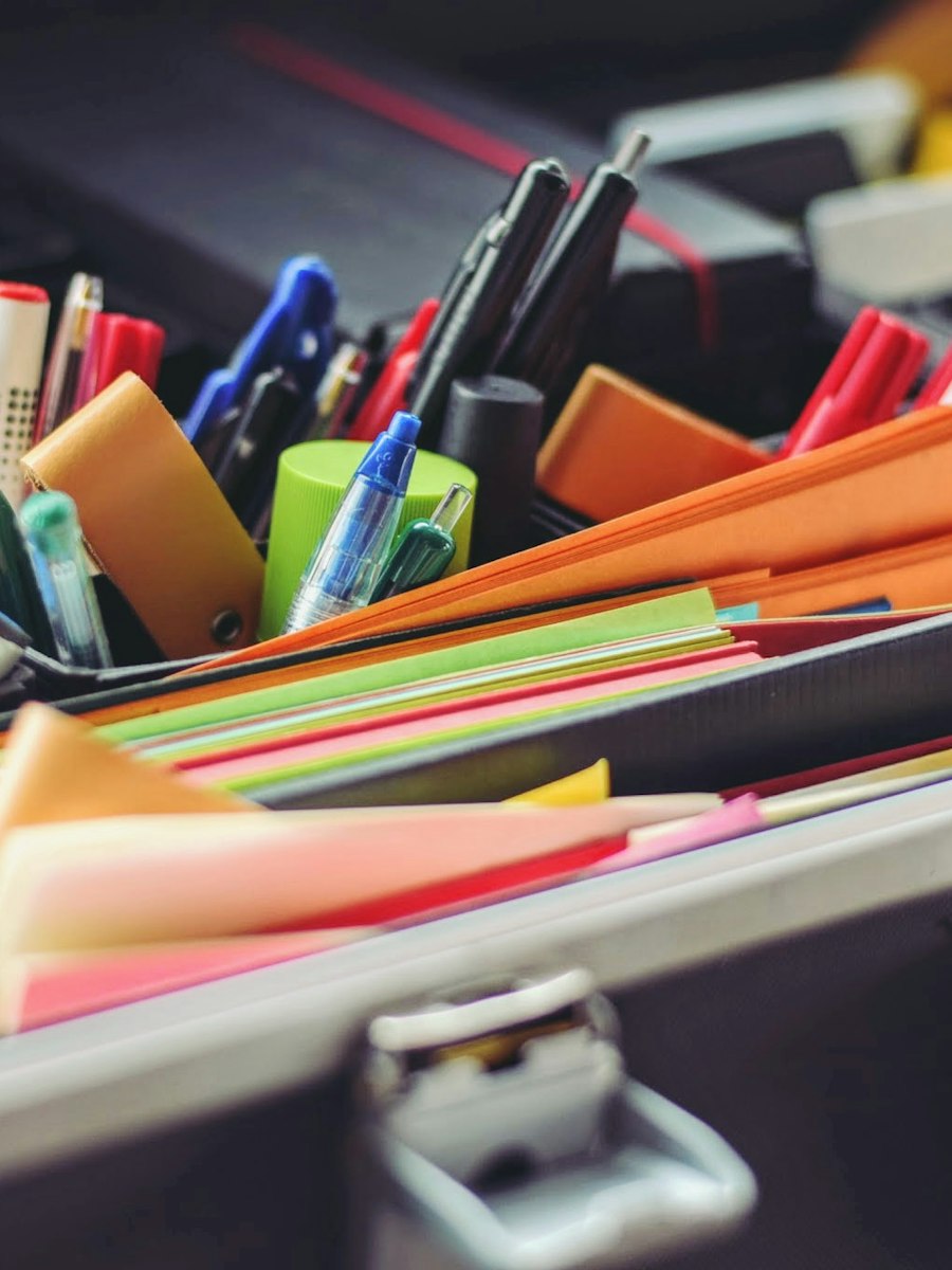 أدوات مكتبية وملفات رقمية على مكتب